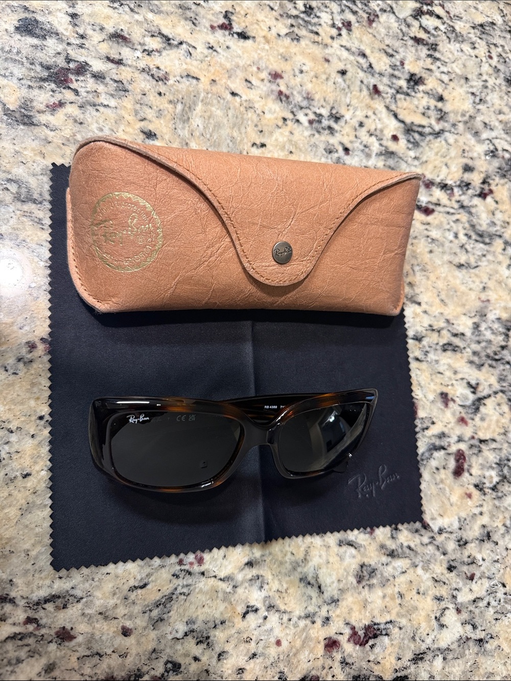 Ray-Ban RB4389